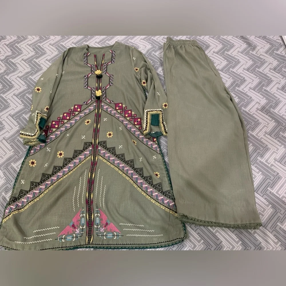 Embroidered 2 pc winter dress - Picture 10 of 13